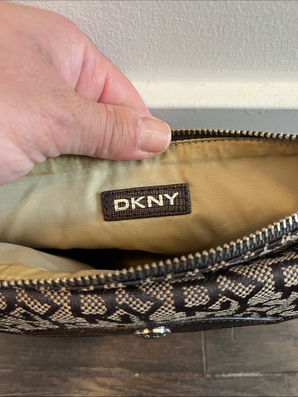 Y2K Dkny Brown & Cream Monogram Wristlet Clutch, like new - Picture 5 of 8